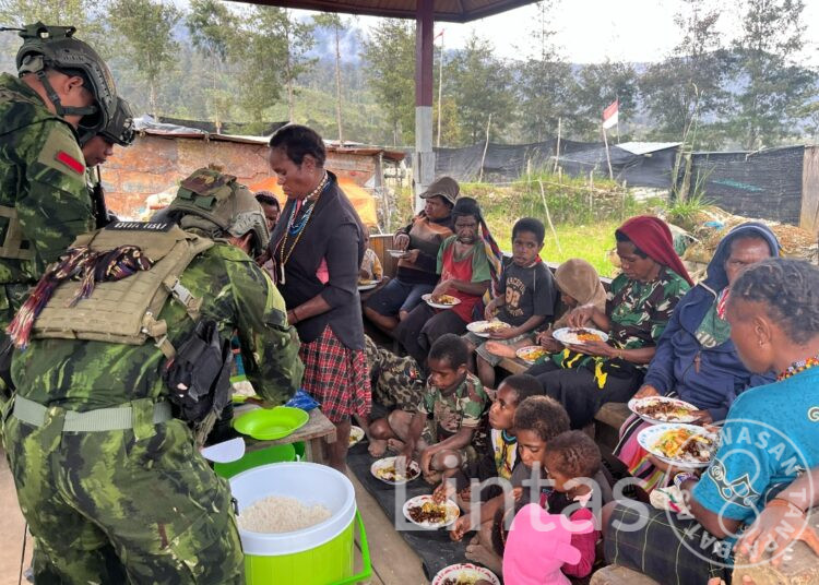 Pos TNI ajak Warga Ibadah Minggu dan Makan Bersama