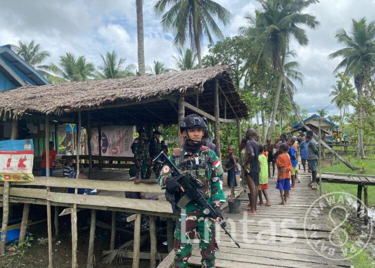 Satgas 141/AYJP Laksanakan Patroli dan Berbagi Dengan Masyarakat Kampung Biopis