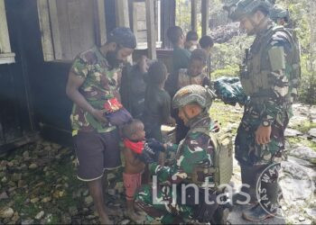 TNI Bagikan Pakaian Anak di Kampung Wombru, Papua: Sentuhan Kemanusiaan di Tengah Pegunungan