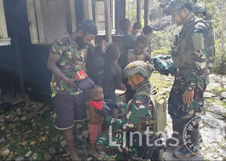 TNI Bagikan Pakaian Anak di Kampung Wombru, Papua: Sentuhan Kemanusiaan di Tengah Pegunungan