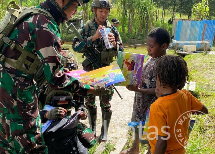 Warga Kampung Wako Distrik Gome Terima Pertolongan Medis oleh Tenaga Kesehatan TNI