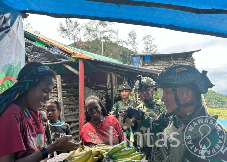 Pos Satgas TNI di Pintu Jawa Jadi Pasar Dadakan, Ramai Dikunjungi Mama-Mama Kampung Gelegi.