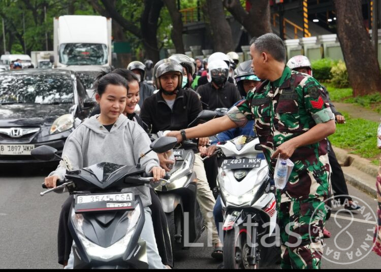 Di Penghujung Ramadan, Korem 052/Wkr Berbagi 10.000 Takjil Gratis