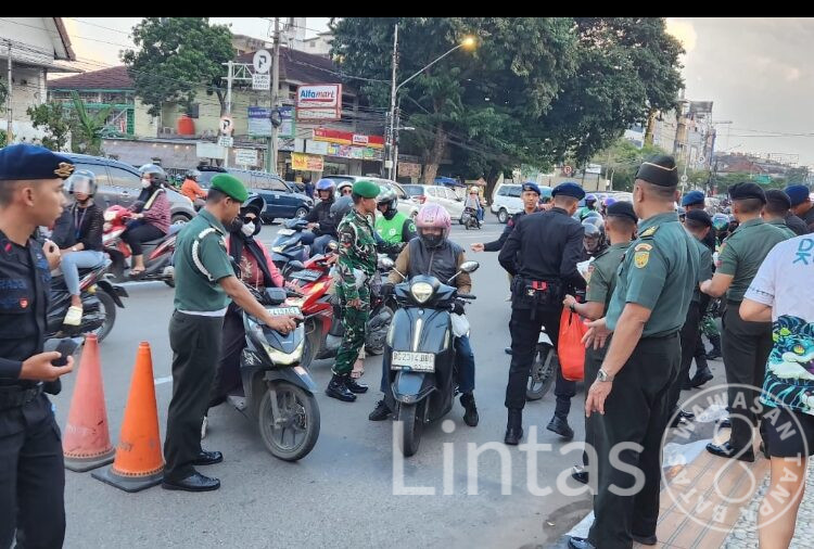 Berbagi Berkah Ramadhan, Keluarga Besar TNI-Polri wilayah Sumbagsel Bagikan Takjil ke Pengguna Jalan