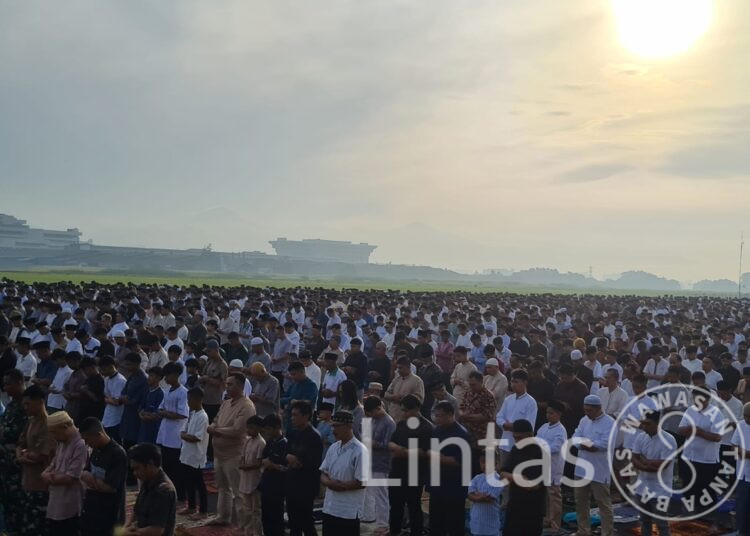 Ribuan Umat Muslim Kota Bandung Padati Lanud Husein Sastranegara untuk Salat Id