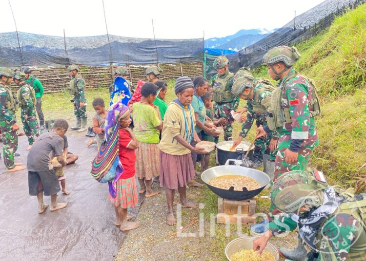 Silaturahmi Idul Fitri: Satgas TNI di Puncak Berbagi Kebahagiaan dengan Warga Mage’abume Papua