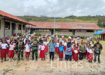 Hari Anak Sedunia: TNI Wujudkan Mimpi Anak Melalui Donasi Sarana Pendidikan di Papua