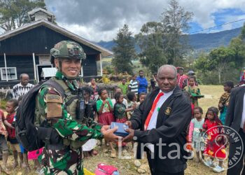 Suara Firman di Tanah Papua: TNI Menebarkan Kasih Lewat Alkitab