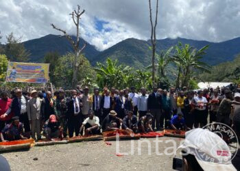 Harmoni di Tanah Beoga: Ibadah Syukur 63 Tahun Injil Bersama Satgas TNI