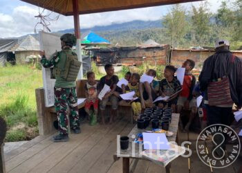 Dari Balai ke Mimpi, Personil Satgas TNI “Serda Marwan” Nyalakan Lentera Ilmu untuk Anak Papua