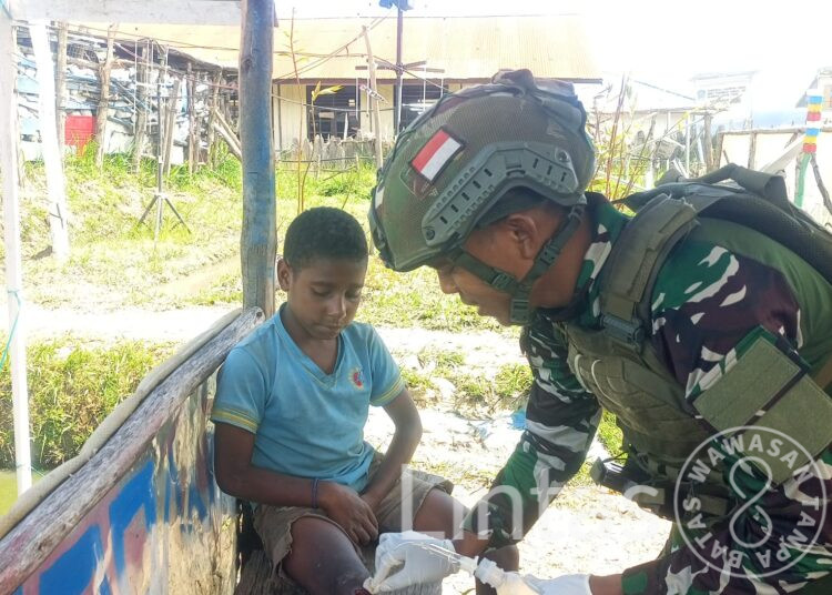 Satgas TNI Obati Luka dan Belanja Hasil Bumi, Warga Papua Balas dengan Senyum