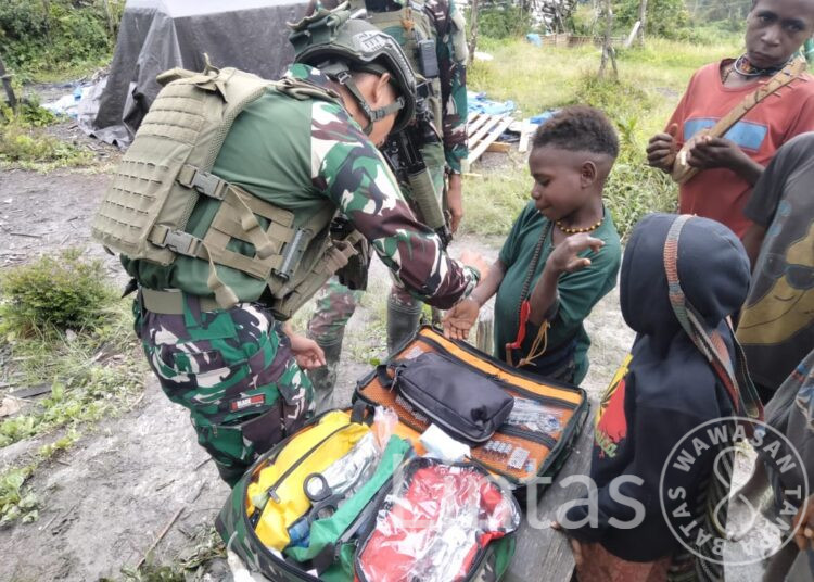 Langkah Kecil di Dambed, Makna Besar dari Satgas TNI yang Mengobati