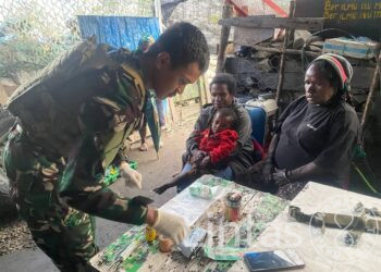 Satgas TNI Tangani Bayi 1 Tahun Yang Kakinya Terkena Api di Honai