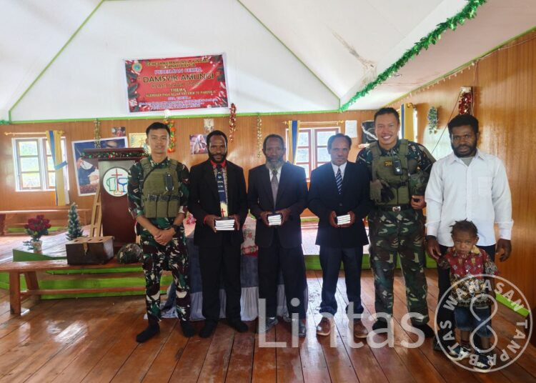 Doa, Damai, dan Dedikasi, Satgas TNI Berbagi Alkitab di Gereja Kingmit Mayuberi