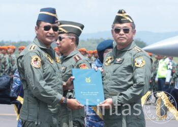 Kasad Dianugerahi Wing Kehormatan Penerbang Kelas 1 TNI AU