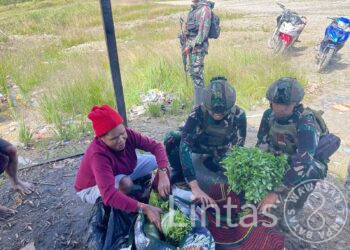 Hangatkan Paskah di Papua Pegunungan: Prajurit Satgas TNI Borong Hasil Tani Warga Sinak
