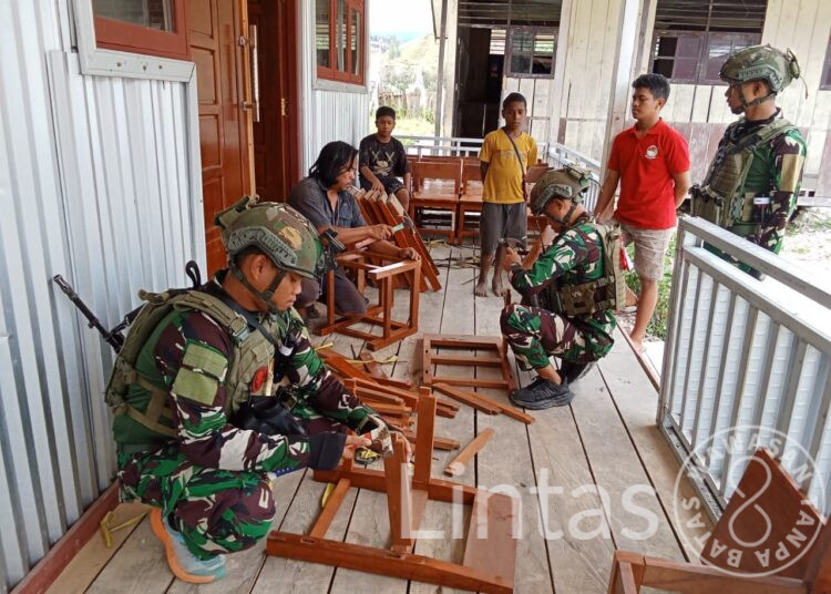 Jejak TNI di Tanah Papua: Menata Meja, Merangkai Harapan di SD Inpres Sinak