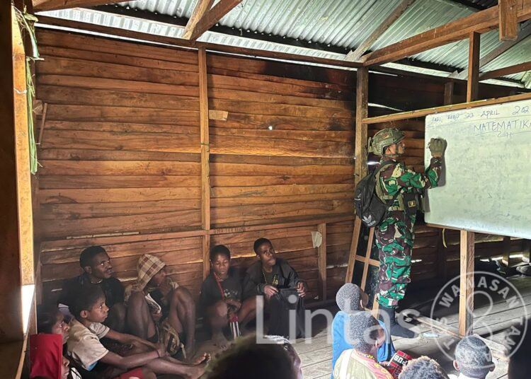 Gagah di Medan Tempur, Lembut di Ruang Kelas: Dedikasi Satgas TNI untuk Pendidikan Papua.