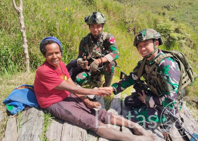 Menyusuri Pegunungan Papua, Satgas TNI Bawa Harapan Lewat Safari Honai