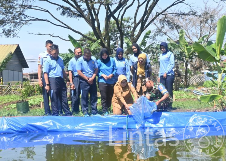 Dukung Ketahanan Pangan, Lanud Husein Sastranegara Tebar Ribuan Benih Ikan Nila