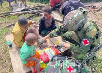 Di Balik Kabut Sinak, TNI Menyapa: Anjangsana yang Menyentuh Hati warga Gigobak Papua