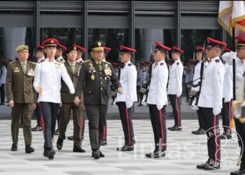 Berjasa Tingkatkan Kerja Sama Militer, Kasad Terima Medali Kehormatan dari Singapura