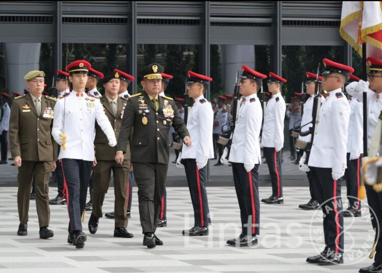 Berjasa Tingkatkan Kerja Sama Militer, Kasad Terima Medali Kehormatan dari Singapura