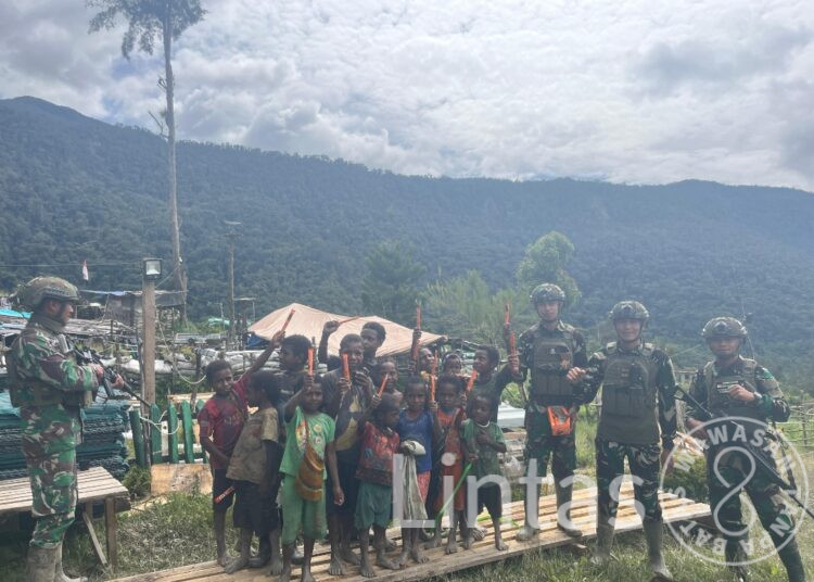 “Bersama Rakyat, Prajurit TNI Warnai Hari Anak-anak Kampung Dambet Papua”