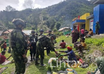 Heroik di Medan Lain! Prajurit TNI Borong Hasil Tani Warga Papua, Petani Senyum Lega: ‘Terima Kasih Bapak-Bapak Tentara!'”