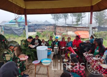 “Hujan Tak Halangi Kebersamaan! TNI dan Warga Eronggobak Ibadah dan Makan Bersama”