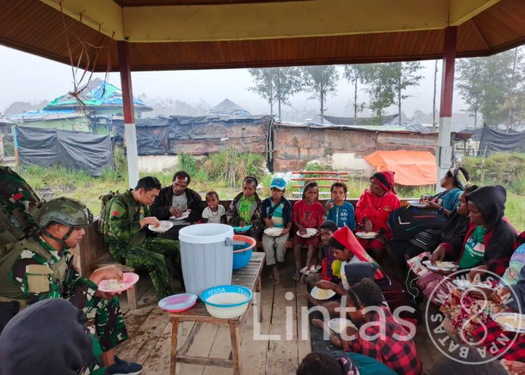 “Hujan Tak Halangi Kebersamaan! TNI dan Warga Eronggobak Ibadah dan Makan Bersama”