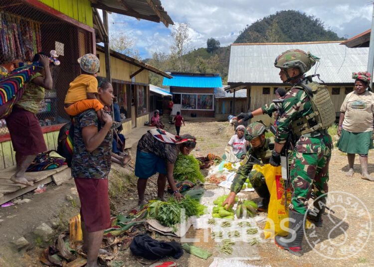 Aksi Humanis Satgas TNI di Sinak: Borong Dagangan Mama Papua