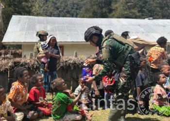 Satgas TNI Berbagi Kasih di Papua: Seragam Hijau TNI Menghangatkan Hati Warga Wuloni