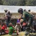 Satgas TNI Berbagi Kasih di Papua: Seragam Hijau TNI Menghangatkan Hati Warga Wuloni