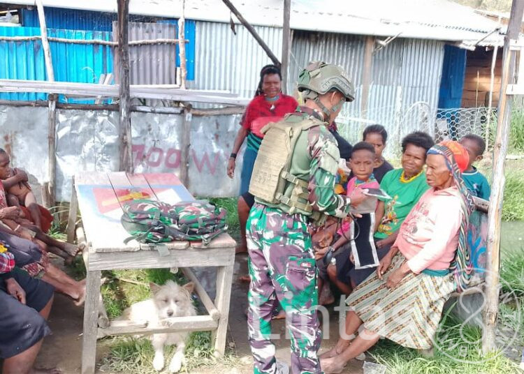 Satgas TNI : Tak Hanya Jaga Keamanan, TNI Juga Jadi Pelipur Lara Bagi Mama-Mama Papua”