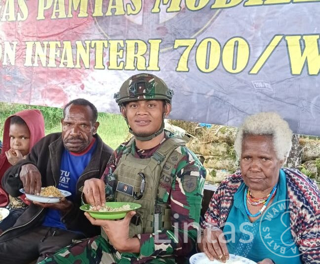 Hangatnya Ibadah Bersama TNI dan Warga di Pedalaman Papua: Satukan Hati di Pos Eromaga