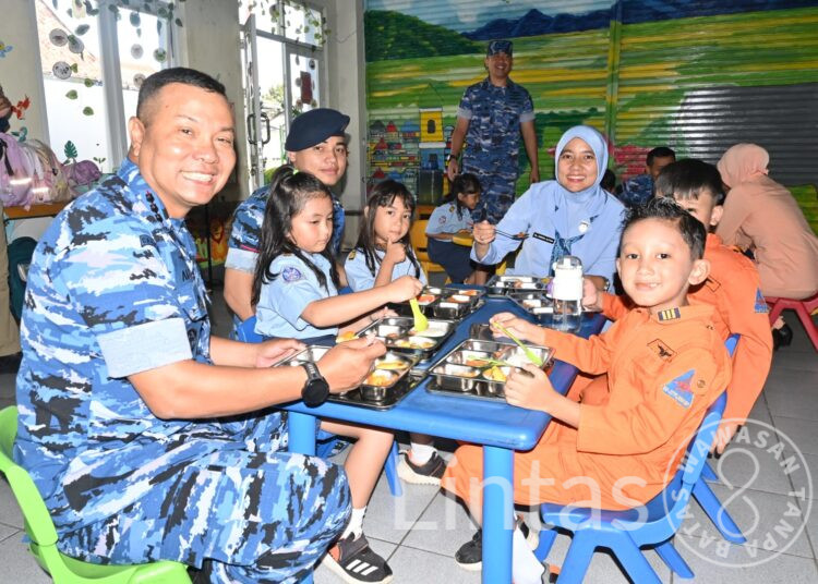 Komandan Lanud Husein Sastranegara Tinjau Pendistribusian Makan Bergizi di Sekolah Wilayah Kecamatan Cicendo