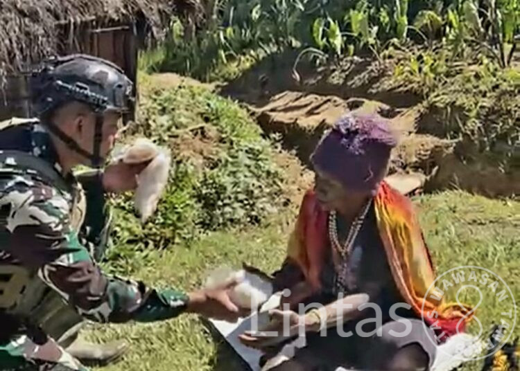 Dinginnya Pegunungan Papua, Cair oleh Kepedulian Satgas TNI di Hari Kebangkitan Nasional