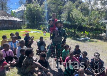 Pelukan Hangat TNI di Pedalaman Sinak : “Hadir Membawa Senyum untuk Anak Negeri”
