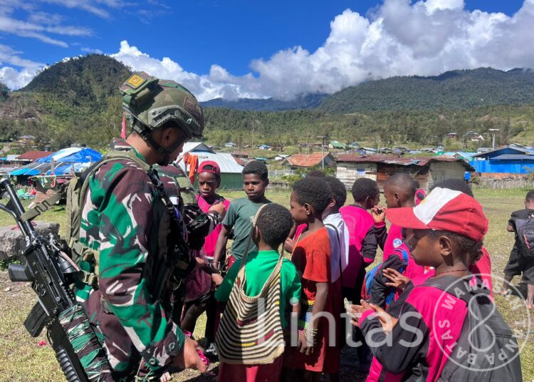 Dibalut Senyum & Tawa, Prajurit TNI Jadi Sahabat Anak-Anak Papua: “Kami Ada untuk Kalian!”