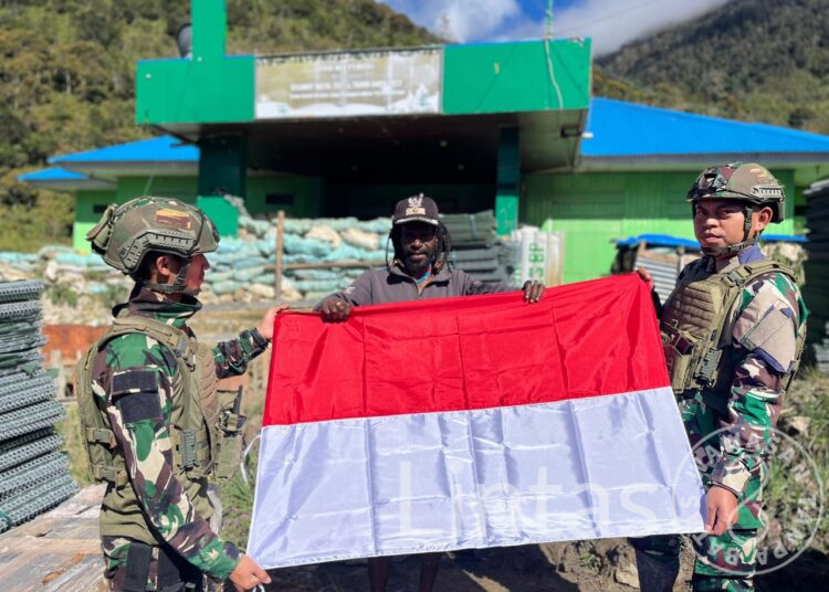 Merah Putih di Ujung Negeri: “Satgas TNI dan Warga Amungi Papua, Satukan Hati di Balai Desa”