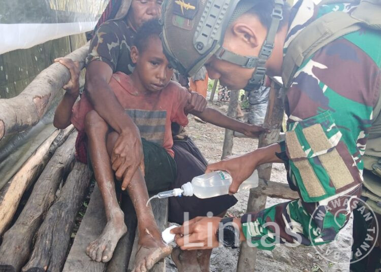 Di Tengah Sunyi Pegunungan Papua, Satgas TNI Jadi Pelita Harapan Bagi Warga yang Sakit