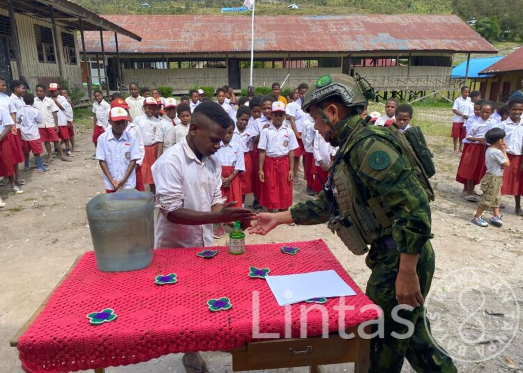 “Satgas TNI Bawa Edukasi Hidup Sehat ke Sinak, Kado Hardiknas untuk Generasi Papua”