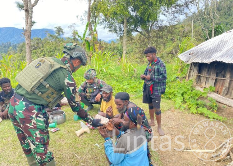 Jumat Penuh Berkah: “Satgas TNI dan Warga Wombru Berbagi Kasih dalam Sepiring Nasi”