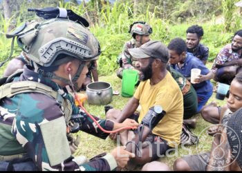 Kabut Pegunungan, Senyum Wombru: “Ketika TNI Peduli Kesehatan Warga Papua”