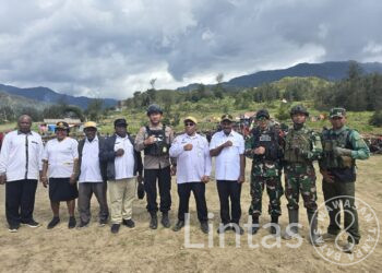 Loreng Pengabdian: “Satgas TNI Hadirkan Senyum di Tengah Reruntuhan Harapan Gome”