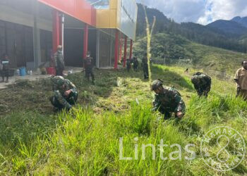 Prajurit TNI dan Warga Bergotong Royong Bersihkan Puskesmas Mayuberi di Tengah Pegunungan Papua