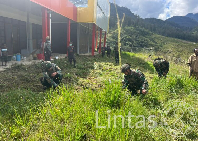 Prajurit TNI dan Warga Bergotong Royong Bersihkan Puskesmas Mayuberi di Tengah Pegunungan Papua