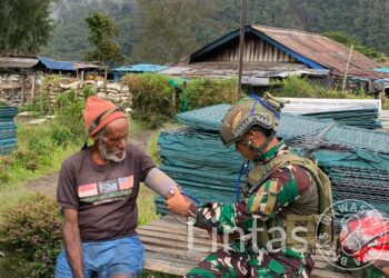 Di Tengah Sunyi Pegunungan Papua, Tangan-Tangan Prajurit Jadi Penawar Luka Rakyat
