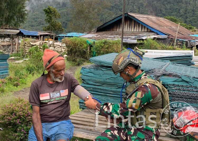 Di Tengah Sunyi Pegunungan Papua, Tangan-Tangan Prajurit Jadi Penawar Luka Rakyat